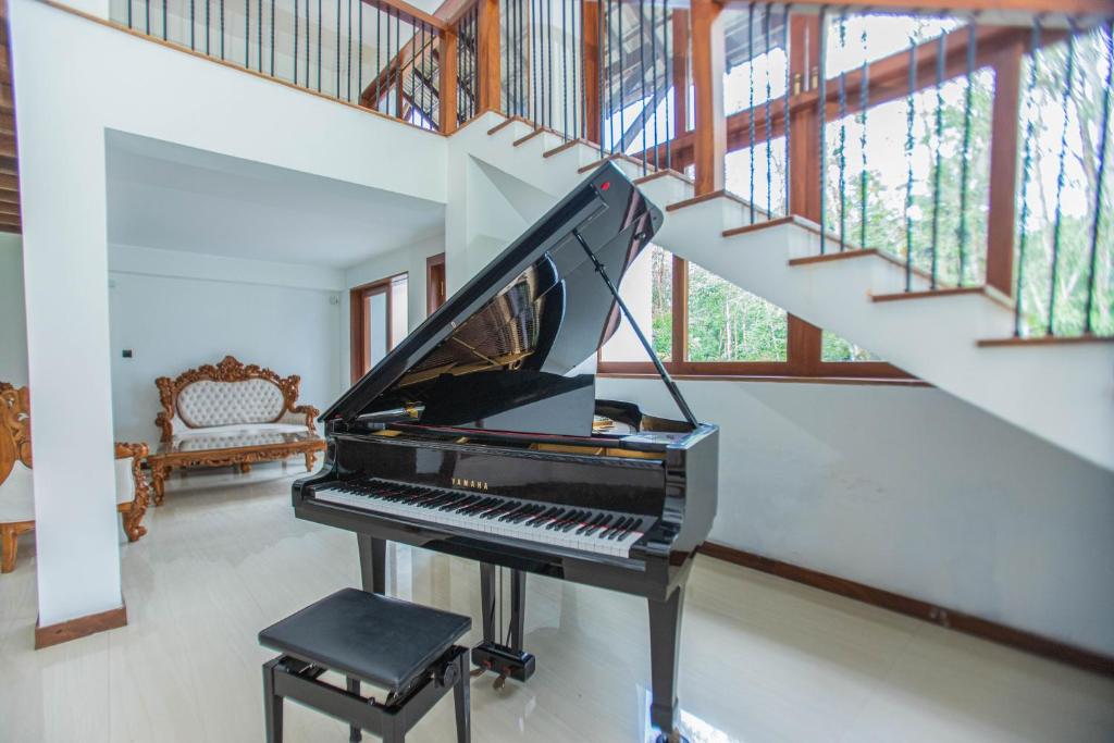 Grand Lobby & Piano